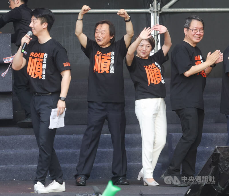 民進黨台北市長參選人沈伯洋競選總部成立大會4日下午在北平東路舉行，民進黨立委王世堅（前左2）、范雲（前右2）等人站台力挺，展現大團結。中央社記者謝佳璋攝　115年10月4日
