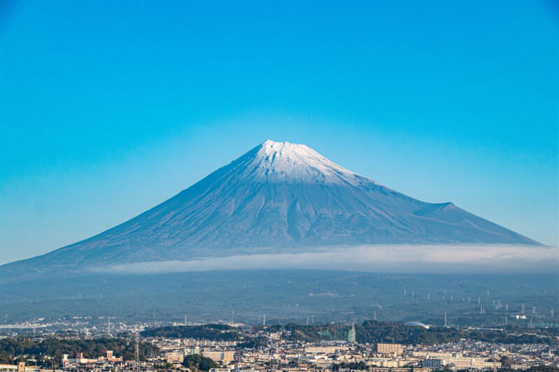 富士山山頂出現一層薄薄的積雪。（圖取自x.com/Fujishi_jp）