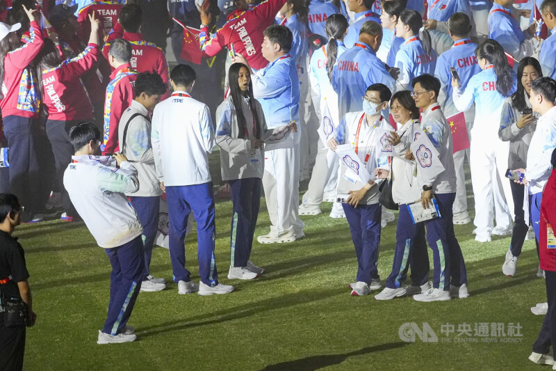 2026名古屋亞運4日晚間迎來閉幕式，台灣代表團成員在場內揮舞中華奧會會旗，與各國及地區選手一同參與閉幕活動，現場氣氛熱絡。中央社記者鄭清元愛知攝　115年10月4日