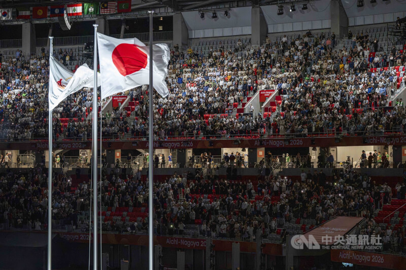 名古屋亞運閉幕典禮於台灣時間晚間5時登場，民眾進場觀禮，觀眾席部分區域仍有零星空位。中央社記者鄭清元愛知攝　115年10月4日