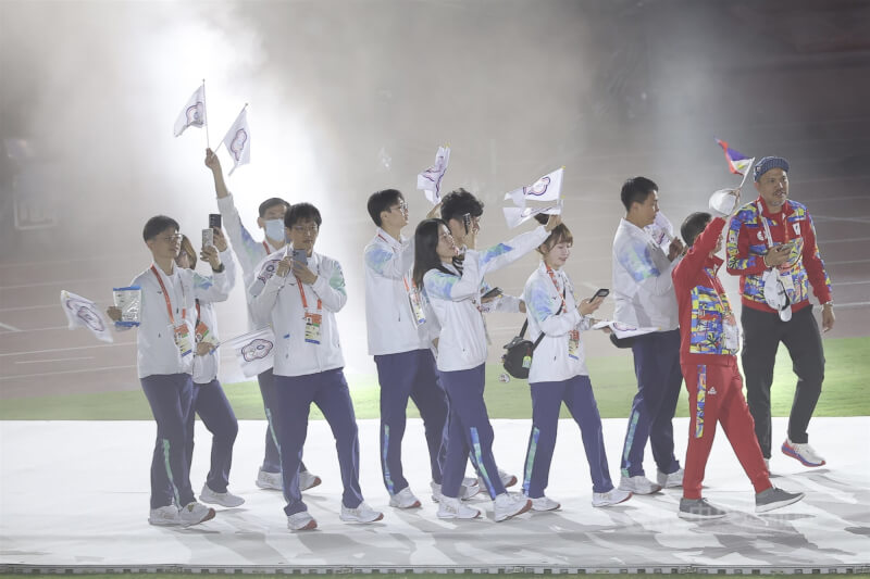 2026愛知名古屋亞運迎來閉幕式，4日晚間在瑞穗公園陸上競技場進行，台灣代表團入場，開心揮舞中華奧會會旗。中央社記者翁睿坤愛知攝　115年10月4日