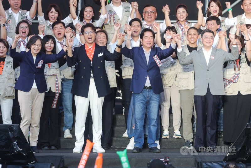 民進黨台北市長參選人沈伯洋（前左2）4日下午舉行競選總部成立大會，民進黨主席賴清德（前右2）、前總統蔡英文（前左）、行政院長卓榮泰（前右）站台力挺，眾人攜手高呼「凍蒜」，氣氛熱絡。中央社記者謝佳璋攝 115年10月4日
