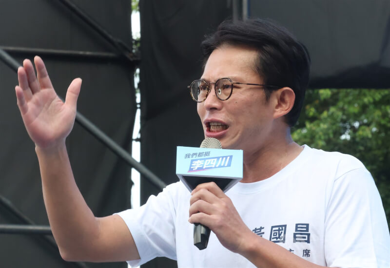 國民黨新北市長參選人李四川4日在板橋舉行型造勢活動，民眾黨主席黃國昌（圖）上台助講，呼籲藍白在野黨派團結合作。中央社記者趙世勳攝　115年10月4日