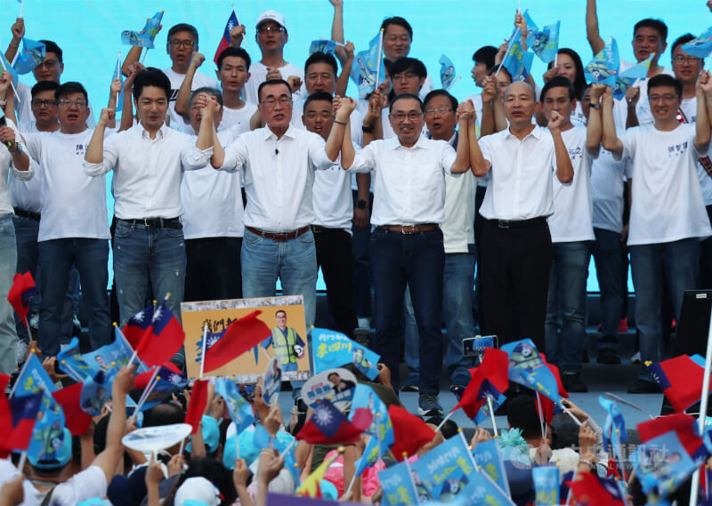 國民黨新北市長參選人李四川（前左2）4日在板橋舉辦大型造勢活動，台北市長蔣萬安（前左）、新北市長侯友宜（前右2）、立法院長韓國瑜（前右）站台，眾人高喊「凍蒜」口號，場面熱烈。中央社記者趙世勳攝　115年10月4日