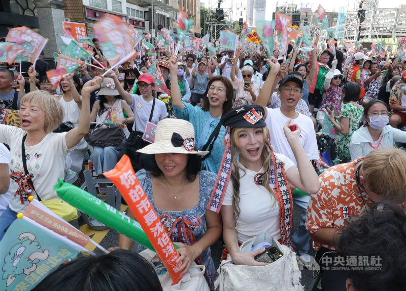 民進黨台北市長參選人沈伯洋競選總部成立大會4日下午在北平東路舉行，現場湧入大批支持者，眾人熱情揮舞旗幟、高呼口號。中央社記者謝佳璋攝 115年10月4日