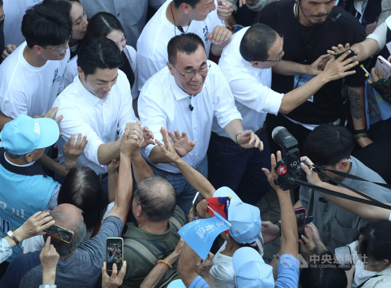 國民黨新北市長參選人李四川（中白衣）造勢大會4日在板橋第一運動場舉行，台北市長蔣萬安（左2白衣）、新北市長侯友宜（右2白衣）一同進場，與群眾握手互動。中央社記者趙世勳攝　115年10月4日