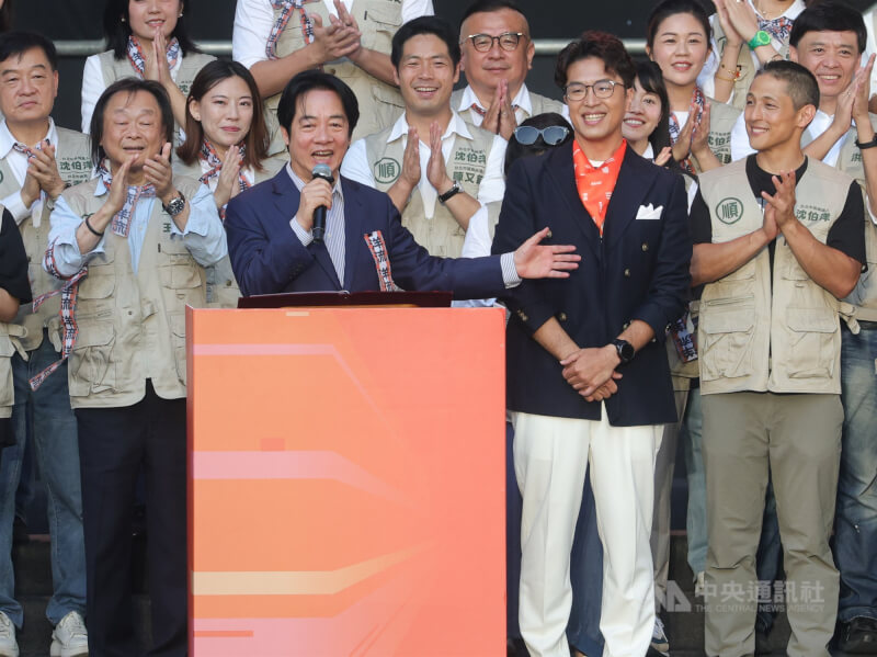民進黨主席賴清德（前左）4日下午出席黨籍台北市長參選人沈伯洋（前右）競選總部成立大會，向民眾力薦沈伯洋是首都市長最佳人選。中央社記者謝佳璋攝  115年10月4日