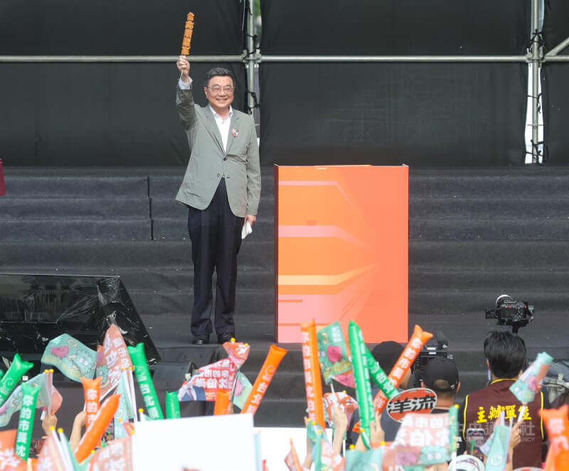 民進黨台北市長參選人沈伯洋競選總部成立大會4日下午在北平東路舉行，行政院長卓榮泰（後中）出席力挺，高舉「台北順起來」雞蛋糕登台。中央社記者謝佳璋攝　115年10月4日