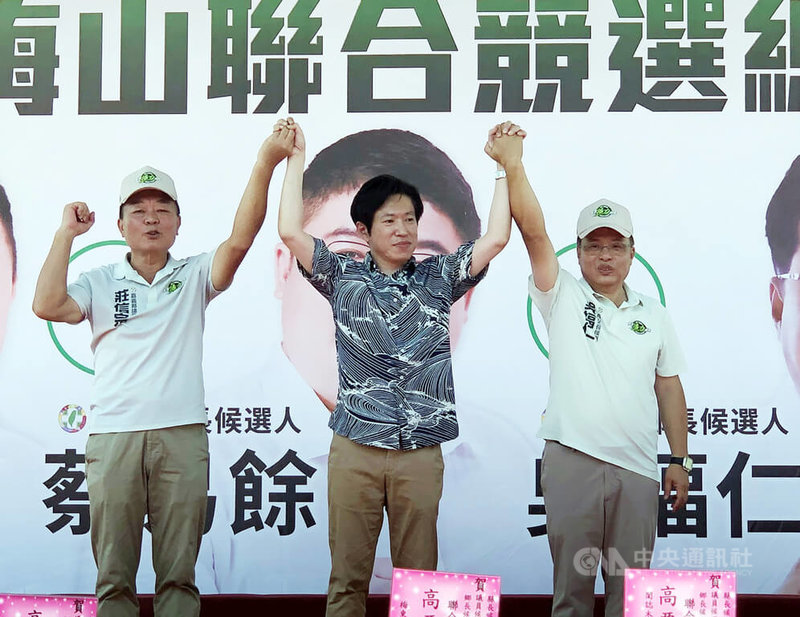 民進黨嘉義縣長參選人蔡易餘4日舉行梅山聯合競選總部成立大會，行政院秘書長張惇涵（中）到場站台助講。中央社記者黃國芳攝　115年10月4日