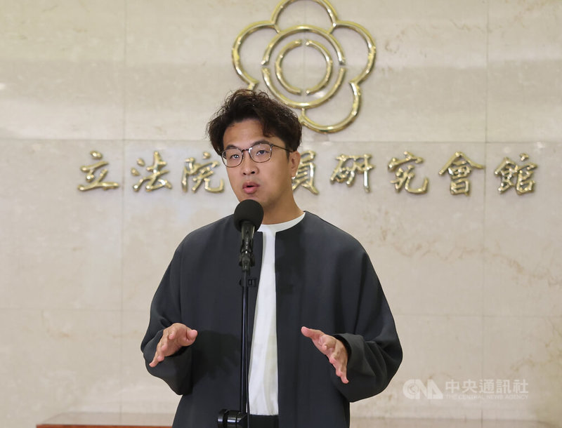 毒癮者美沙冬維持治療、安全針具等減害策略引熱議，民進黨台北市長參選人沈伯洋（圖）5日受訪時表達堅定反毒立場，提出毒害防制的具體做法，並回應國民黨應該理性討論，直接面對面把政策講清楚，勿用斷章取義的錯誤資訊。中央社記者趙世勳攝　115年10月5日