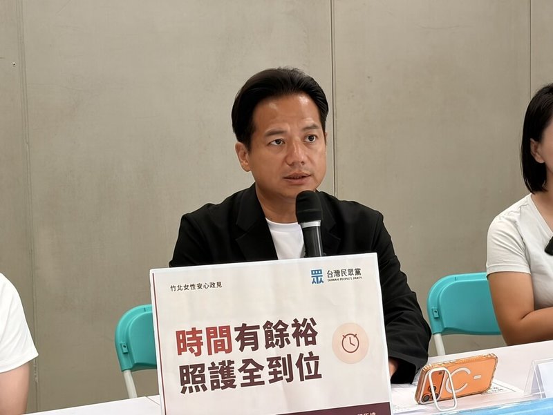 民眾黨竹北市長參選人邱臣遠5日表示，竹北科技移居及雙薪家庭多，部分家庭缺乏育兒後援，對此提出女性安心政策，規劃利用里民活動中心閒置時段，開辦平日夜間、假日定點臨托，並建置到宅坐月子媒合平台及公有場館寒暑假陪伴營隊。（邱臣遠團隊提供）中央社記者郭宣彣傳真 115年10月5日