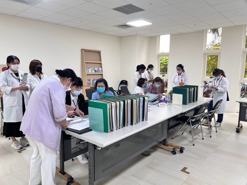 高雄市衛生局稽查長照機構，專家學者委員至機構實地督導查核，檢視各項照顧紀錄、機構管理模式、住民權益與消防公安細節等。（高雄市衛生局提供）中央社記者蔡孟妤傳真 115年10月5日