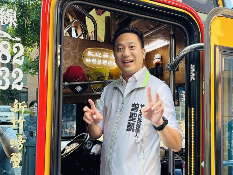 民進黨竹北市長參選人曾聖凱5日表示，近期持續走訪竹北31里，清晨前往協會、鄰里出遊集合地點與民眾交流，藉此了解各里人口組成及生活需求差異，作為未來市政規劃參考。（曾聖凱團隊提供）中央社記者郭宣彣傳真　115年10月5日