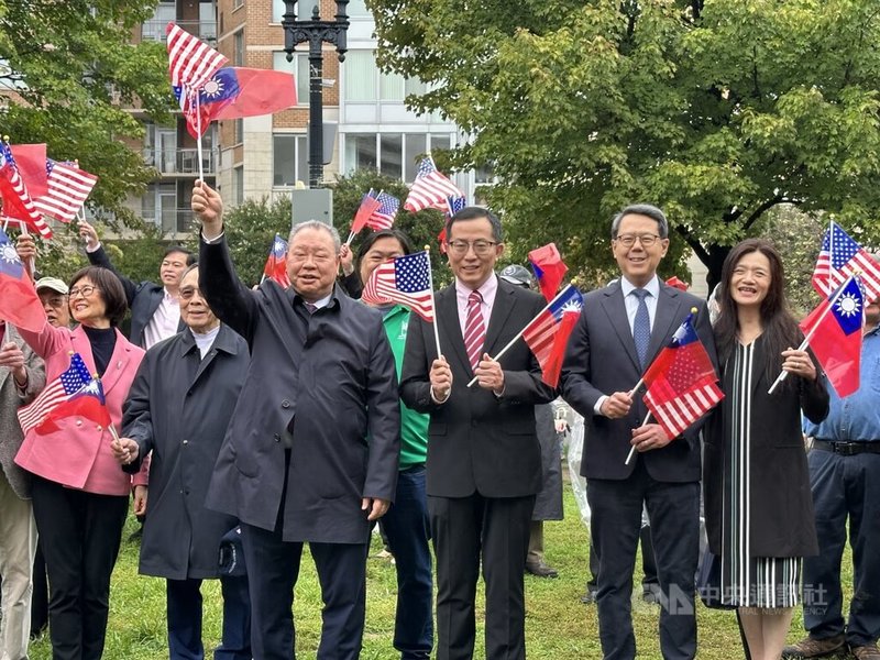 華府僑界4日舉行國慶升旗典禮，駐美代表俞大㵢（前左1）與美京中華會館主席徐腕佑（前左2）等出席。中央社記者廖漢原華盛頓攝　115年10月5日