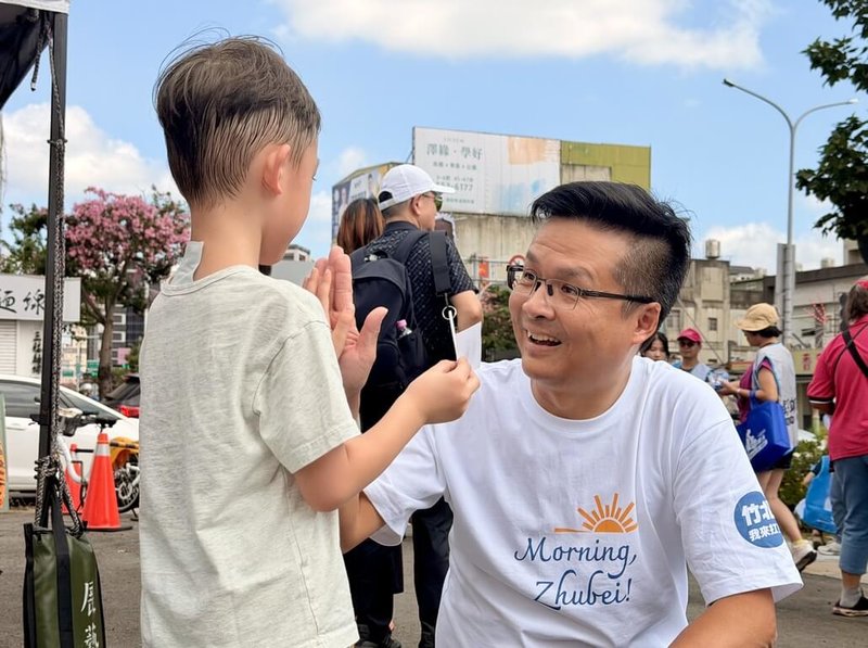 國民黨竹北市長參選人吳旭智（前右）5日表示，新竹縣府11月起推出「挺好孕計畫」，每孕次最高補助新台幣2萬元，他肯定縣府回應孕產婦需求；未來若當選竹北市長，將推動「竹北挺育兒計畫」，讓縣府孕產支持與市公所育兒服務銜接。（吳旭智團隊提供）中央社記者郭宣彣傳真　115年10月5日