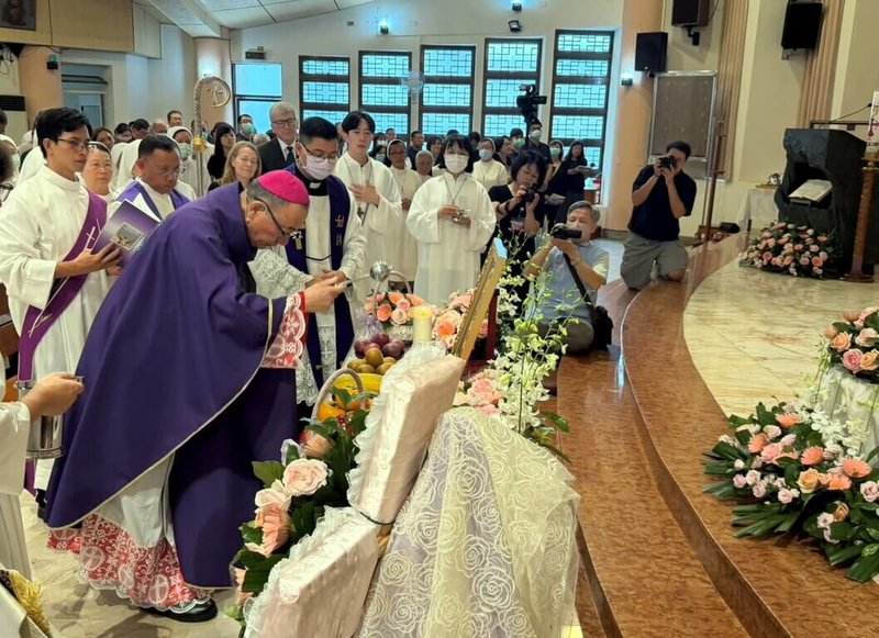 嘉義市天主教聖馬爾定醫院創辦人、美籍修女華淑芳辭世，5日舉行殯葬彌撒，嘉義教區主教浦英雄（前左1）主祭，場面哀榮。（民眾提供）中央社記者黃國芳傳真　115年10月5日