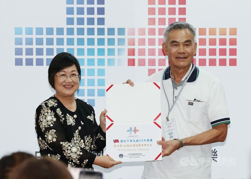 僑務委員會5日舉行「115年10月慶典僑胞回國報到記者會」，委員長徐佳青（左）頒發證書給第一位報到僑胞廖貴興（右），表達歡迎。中央社記者郭日曉攝　115年10月5日