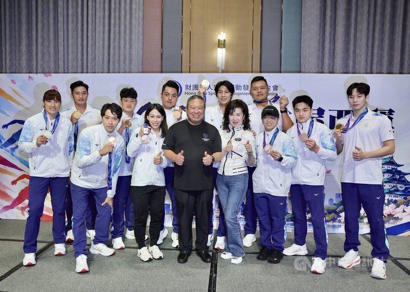 名古屋亞運落幕，宏道基金會贊助多名選手代表台灣出征，5日慶功餐會上，基金會董事長林鴻道（前左4）與選手開心合影，一同豎起大拇指慶祝帶回佳績。中央社記者王飛華攝　115年10月5日
