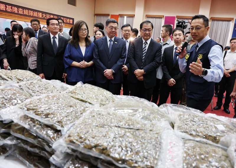 海洋委員會海巡署偵防分署基隆查緝隊緝獲大宗毒品成果記者會5日舉行，行政院長卓榮泰（前左5）、海委會主委管碧玲（前左4）了解近期重大毒品查緝成果，慰勉執勤人員。中央社記者郭日曉攝　115年10月5日