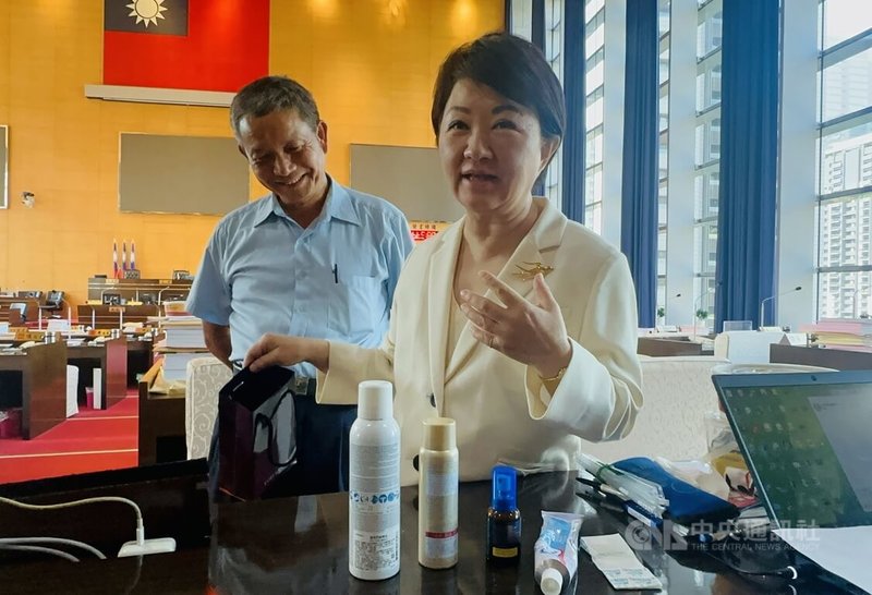 台中市長盧秀燕（前）5日開箱隨身小物，包含保濕、防曬、護嗓等噴霧，其中還有OK繃、綠油精等，盧秀燕說，選戰若有小狀況，可即刻救援。中央社記者趙麗妍攝　115年10月5日