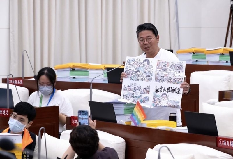 民進黨新竹市議員林盈徹（右）5日在新竹市議會質詢指出，香山區醫療、心理資源不足，建議設心理衛生分站。（林盈徹提供）中央社記者魯鋼駿傳真 115年10月5日