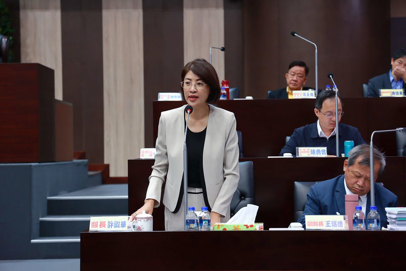 有議員5日在南投縣議會縣政總質詢時關心茶菁價格問題，南投縣長許淑華（左）表示，已將地方相關意見轉給農業部，希望中央提出具體因應辦法，若有可配合的補助機制，縣府會同步協助茶農，並積極拓展行銷管道。（南投縣政府提供）中央社記者鄭維真傳真　115年10月5日