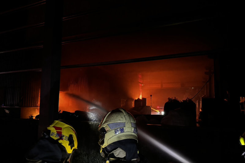台南市後壁區一處工廠4日深夜發生火災，燃燒廢棄輪胎等橡膠材質物品，消防人員前往出水灌救。（讀者提供）中央社記者楊思瑞台南傳真　115年10月5日