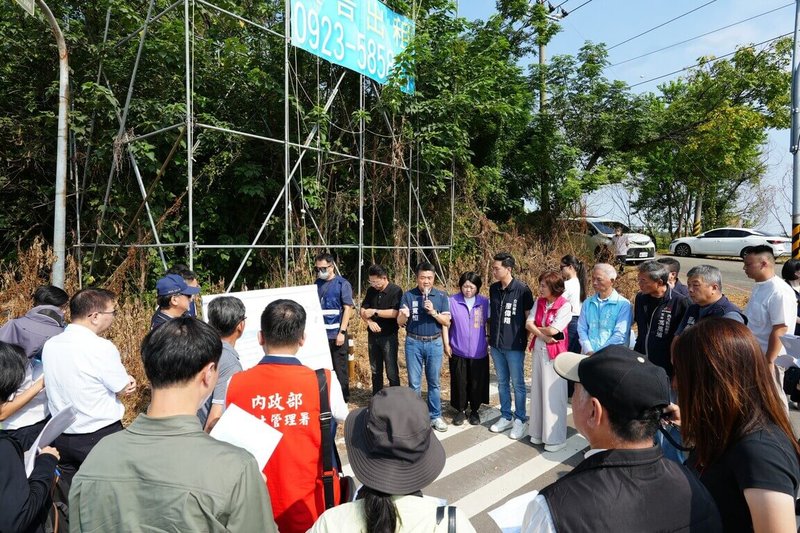 中國國民黨籍立法委員顏寬恒（後中）、台中市議會副議長顏莉敏（紫背心）會勘特五號道路，顏寬恒表示，可預見未來龐大車流利用西屯路往返通勤，造成新交通瓶頸。（顏寬恒辦公室提供）中央社記者趙麗妍傳真　115年10月5日