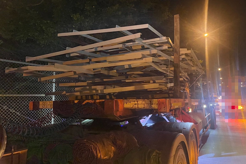 1輛營業半聯結車5日晚間行經國道1號北向台南新市路段，車上載運的鐵架用品掉落車道，導致約30多輛自小客車撞擊受損，幸無人受傷。（讀者提供）中央社記者楊思瑞台南傳真　115年10月5日