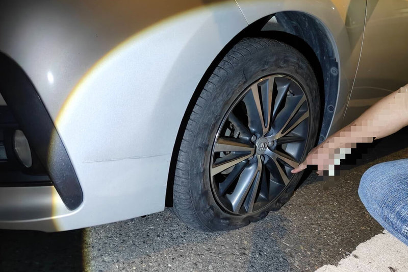 1輛營業半聯結車5日晚間行經國道1號北向台南新市路段，車上載運的鐵架用品掉落車道，造成多輛自小客車撞擊受損。（讀者提供）中央社記者楊思瑞台南傳真　115年10月5日