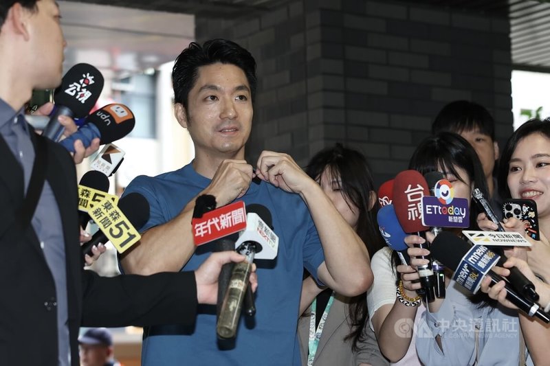台北市長蔣萬安（左2）5日上午在台北市政府衛生局衛生環境檢驗大樓，並接受媒體聯訪。中央社記者吳家昇攝　115年10月5日