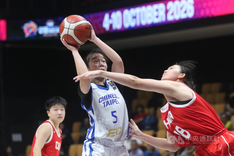 U18亞洲盃女籃賽5日在馬來西亞芙蓉登場，台灣球員（白衣）在中國球員防守下出手投籃。中央社　115年10月5日