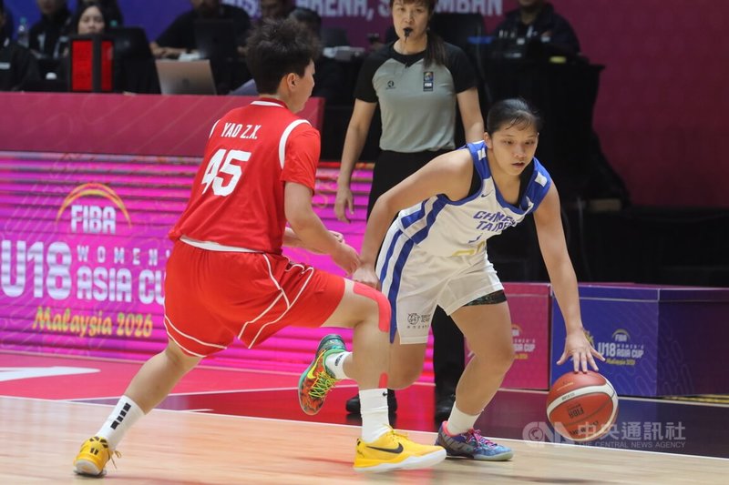 U18亞洲盃女籃賽5日在馬來西亞芙蓉進行，台灣球員（右）運球突破中國球員防守。中央社　115年10月5日