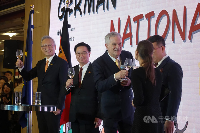 德國在台協會5日舉辦「德國統一紀念日酒會」，德國代表狄嘉信（Karsten Tietz，右3）主持，國安會秘書長吳釗燮（左2）、外交部政務次長吳志中（左1）出席。中央社記者楊堯茹攝　115年10月5日