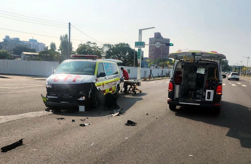 嘉義縣消防局大埔救護車5日緊急送傷者就醫，行經嘉義市路段與自小客車發生碰撞，現場1名5歲男童輕傷，由嘉義市救護車協助送醫治療。（嘉義縣消防局提供）中央社記者黃國芳傳真　115年10月5日