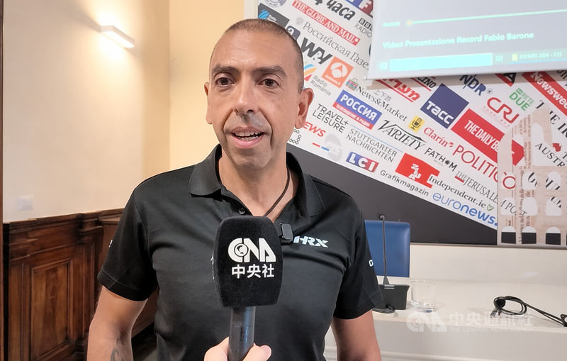 義大利傳奇賽車手巴羅內（Fabio Barone）日前接受中央社專訪，談到即將在11日舉行與第五代戰機F-35B的競賽。中央社記者黃雅詩羅馬攝　115年10月5日