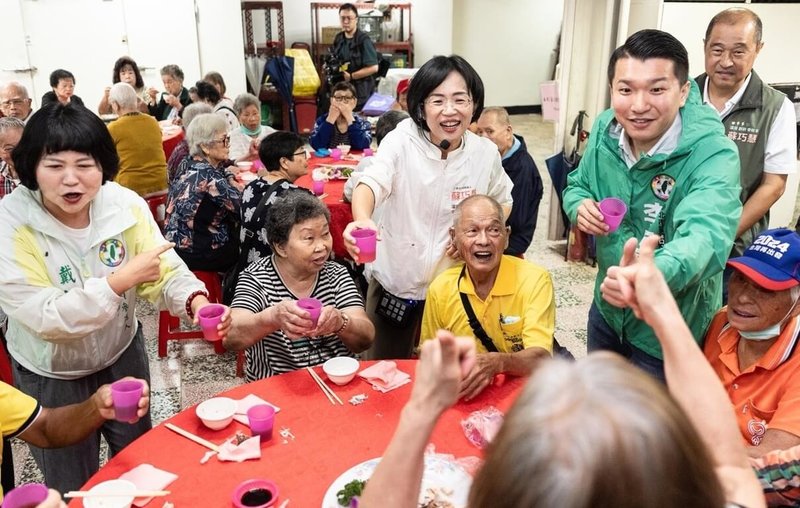 林口竹林山觀音寺5日舉辦重陽餐會，民進黨新北市長參選人蘇巧慧（立者右2）強調若當選市長會提升長者福利，提供長者安居生活環境。（蘇巧慧競總提供）中央社記者王鴻國傳真  115年10月5日