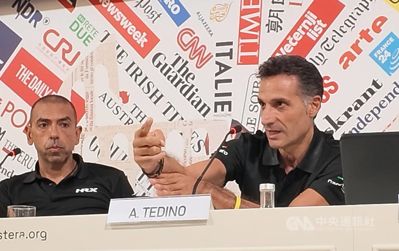 義大利傳奇賽車手巴羅內（左）率團隊工程師泰迪諾（Alessandro Tedino）（右）說明即將在義大利舉行以法拉利對決F-35B戰鬥機的比賽。中央社記者黃雅詩羅馬攝　115年10月5日