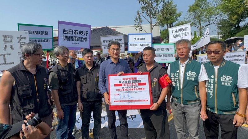 艾杰旭顯示玻璃股份有限公司勞資協商未有共識，雲林廠區員工5日發動罷工行動，民主進步黨雲林縣長參選人劉建國（前中）到場聲援。　（劉建國提供）中央社記者姜宜菁傳真　115年10月5日