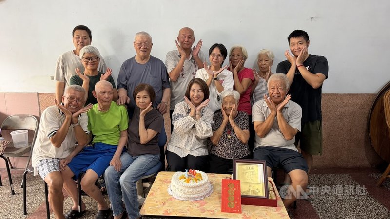 屏東縣長周春米（前右3）5日慰訪人瑞莊夜合（前右2），送上縣府萬元紅包、總統府敬老狀及衛生福利部金鎖片等祝福，現場溫馨又歡樂。中央社記者李卉婷攝　115年10月5日