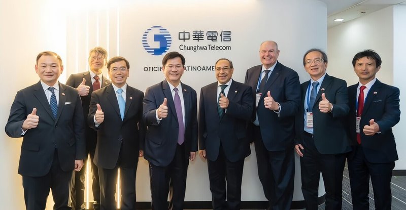 中華電信全球瓜地馬拉分公司開幕剪綵，圖為外交部拉丁美洲及加勒比海司司長韓志正（左1）、中華電信全球瓜地馬拉分公司拉美區經理張簡維仁（左2）、外交部國經司司長葉志誠（左3）、外交部長林佳龍（左4）、中華電信全球股份有限公司董事長周宗邰（右2）、中華電信國際分公司副總經理白明正（右1）等人出席活動。（中華電提供）中央社記者江明晏傳真　115年10月5日