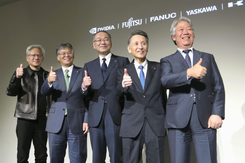 美國半導體大廠輝達執行長黃仁勳（左1）7月16日前往東京與川崎重工業、發那科、安川電機、富士通等日本機器人大廠的社長會面並舉行記者會。（共同社）