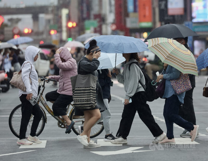 台北市中正區街頭民眾紛紛穿起長袖衣物外出。（中央社檔案照片）