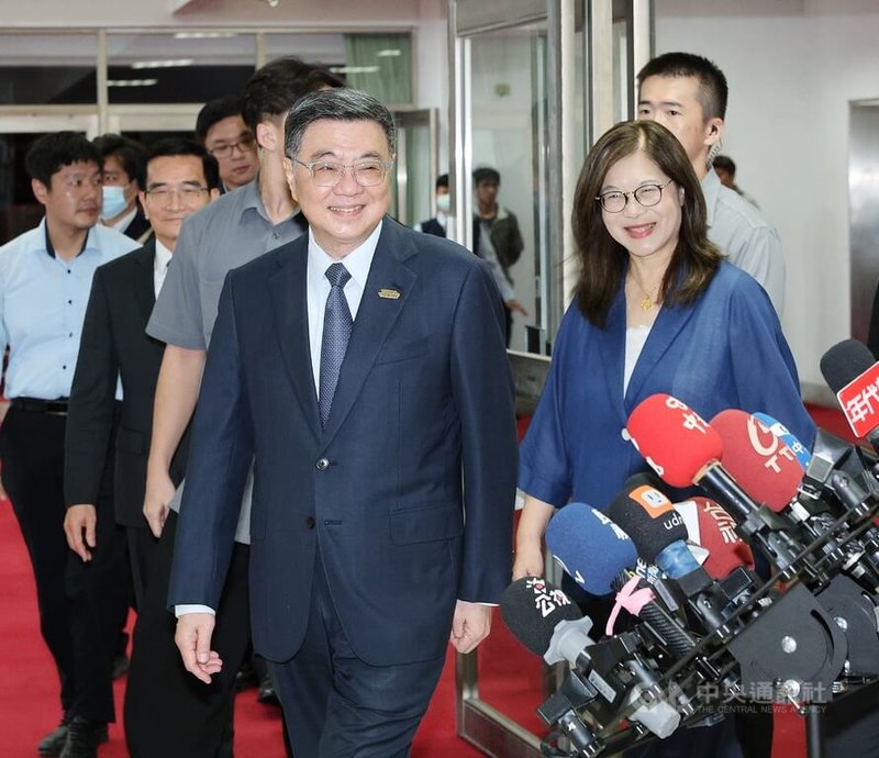 行政院長卓榮泰（前左）5日下午出席海洋委員會海巡署「偵防分署基隆查緝隊緝獲大宗毒品」成果記者會，對於台北市長蔣萬安批評，他會前受訪簡短回應表示，「道安會議、食安會議、治安會議，我都有親自主持」。中央社記者郭日曉攝　115年10月5日