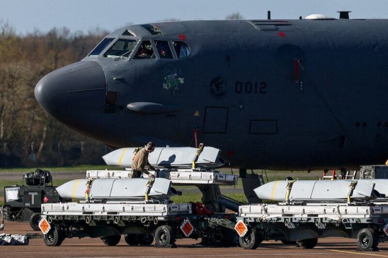 英國費爾福基地內的美國空軍B-52轟炸機。（路透社）