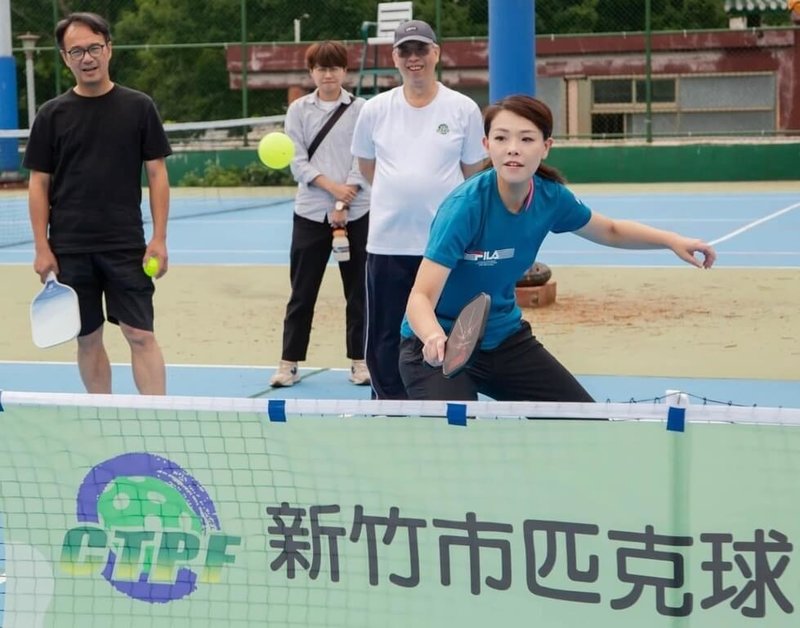 競選連任的新竹市長高虹安（前右）將於10月11日舉辦親子活動，推出匹克球、氣墊城堡等，爭取東區選票。圖為高虹安與民眾打匹克球。（高虹安競選辦公室提供）中央社記者魯鋼駿傳真　115年10月5日