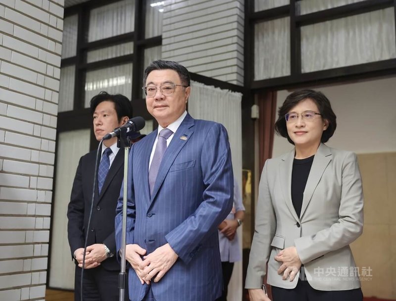 立法院會6日繼續進行施政總質詢，行政院長卓榮泰（中）會前受訪表示，中國冒國際社會的最大禁忌，從事危害人權的跨境鎮壓，當跨境鎮壓已成為事實，就不能選擇沉默，呼籲全民及各團體，特別注意自我安全。中央社記者王飛華攝　115年10月6日
