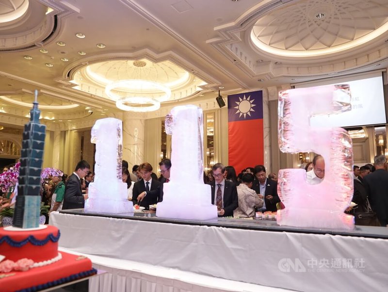 駐馬來西亞台北經濟文化辦事處舉行雙十國慶酒會，美食專區設置象徵中華民國115年的大型冰雕，並提供台灣特色餐點。中央社記者黃自強吉隆坡攝　115年10月6日