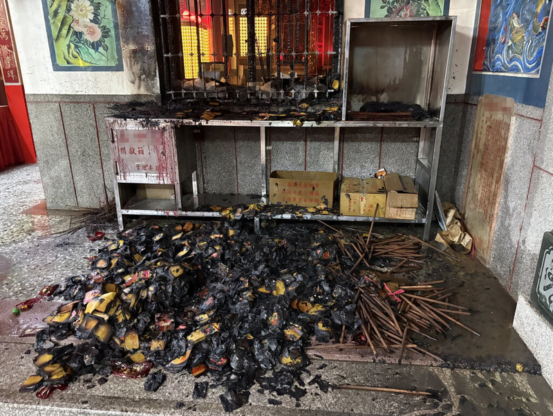 台中市大雅區永和路及振興路6日凌晨發生3起火警，警方調閱監視器，目前鎖定涉案男子，圖為金紙櫃遭火毀損。（民眾提供）中央社記者趙麗妍傳真 115年10月6日