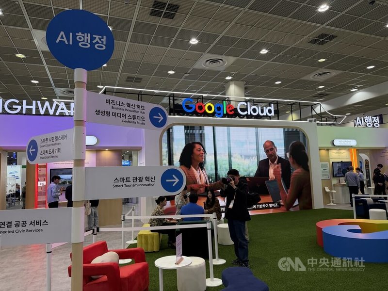 第3屆首爾智慧生活週（Smart Life Week）6日在江南COEX開幕，本屆聚焦在實體AI如何改變城市與市民，讓人們可以更便利、更安全地生活。其中Google也進駐，讓民眾體驗利用AI穿搭、製作名片等服務。中央社記者楊啟芳首爾攝　115年10月6日